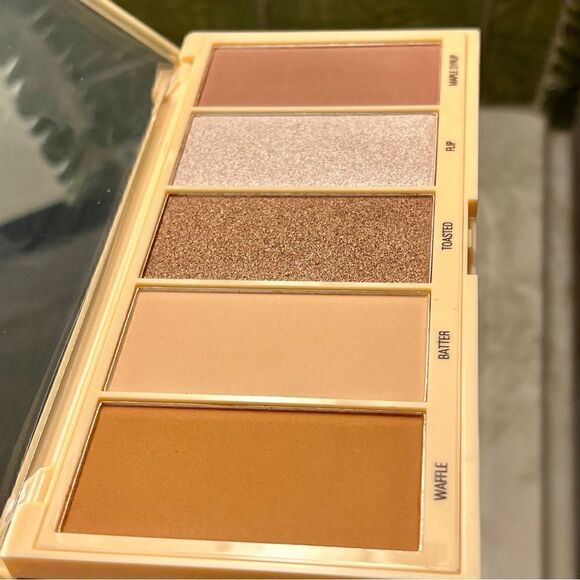 Makeup Revolution Waffle Face Palette Bronzer Contour Highlighter NEW - Picture 7 of 7